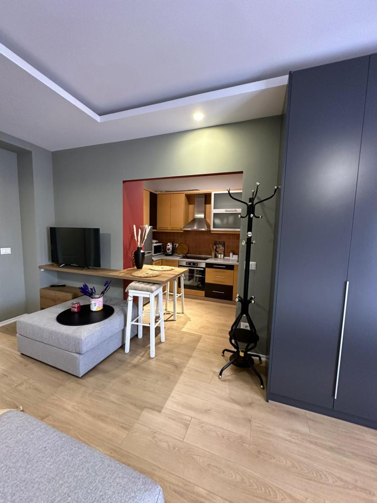 Urban Charm Studio With Balcony Tirana Bagian luar foto