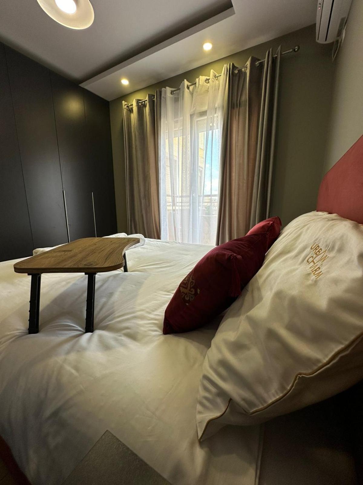Urban Charm Studio With Balcony Tirana Bagian luar foto